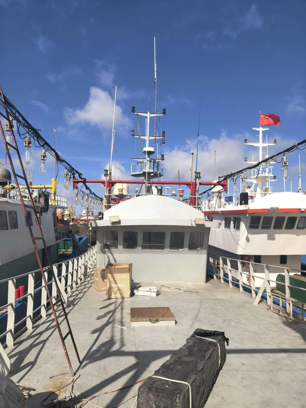 浙江象山安装的福建近海手钓鱿鱼集鱼灯案例